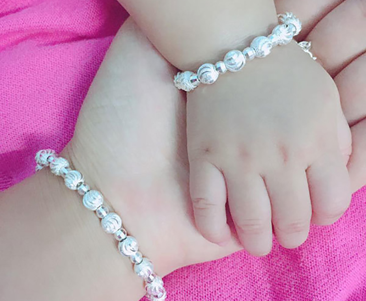 Lắc tay bạc khắc tên cho bé, món quà đầy tháng mang ý nghĩa kỷ niệm và bảo hộ