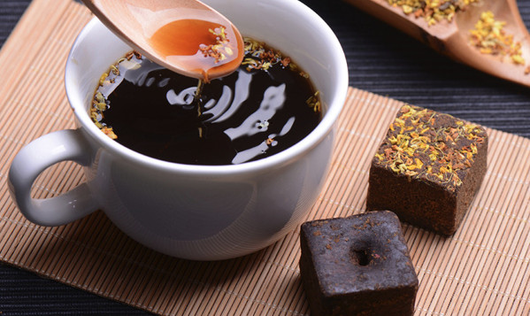 Trà gừng đường nâu hỗ trợ làm ấm cơ thể và giảm khó chịu trong ngày đèn đỏ