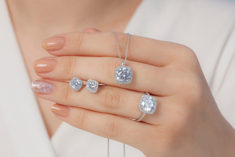 Trang sức lấp lánh, món quà Trung thu ý nghĩa và bền đẹp dành cho phái nữ