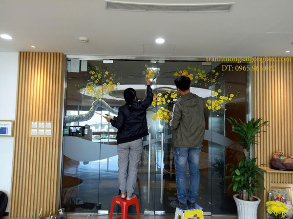 Trang trí kính ngày Tết bằng tranh vẽ