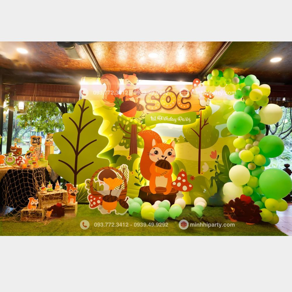Trang trí thôi nôi cho bé trai chủ đề rừng xanh với đèn led và động vật ngộ nghĩnh