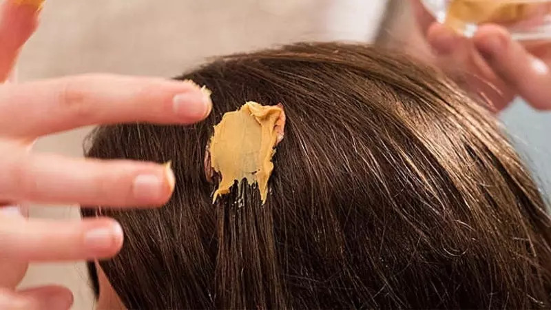 Tránh vuốt mạnh kẹo cao su dính tóc để không làm tình trạng tệ hơn