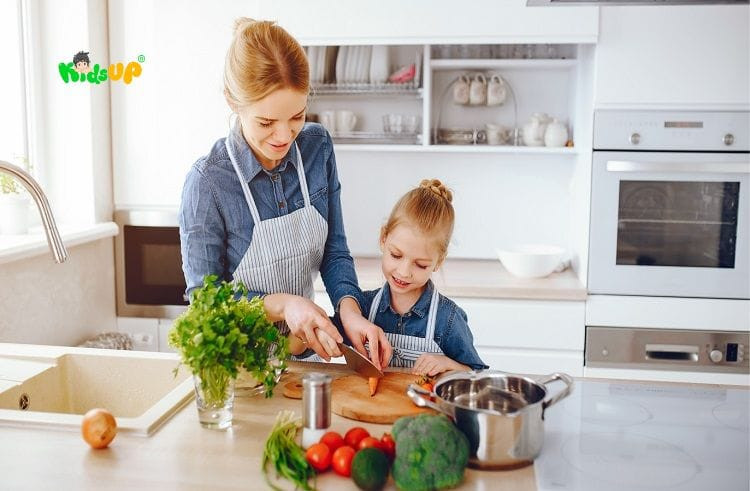Trẻ 4 tuổi vui vẻ với bữa ăn giàu vitamin và khoáng chất, yếu tố quan trọng trong chế độ ăn cho trẻ suy dinh dưỡng