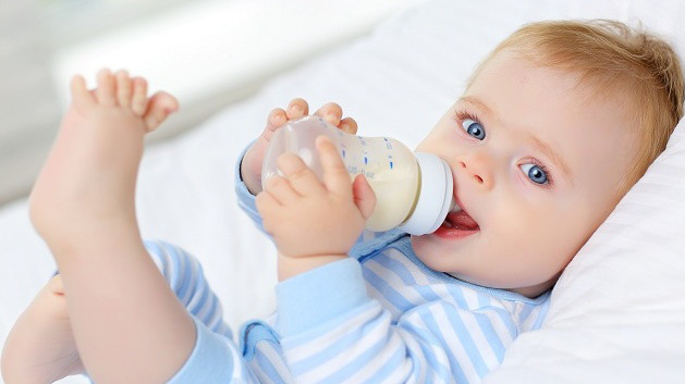 Trẻ 9 tháng tuổi có uống được sữa tươi không? Trẻ dưới 1 tuổi nên dùng sữa mẹ hoặc sữa công thức