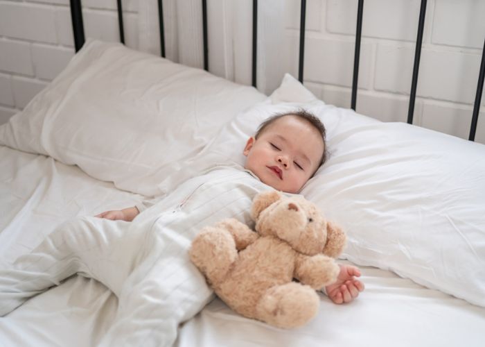 Trẻ sơ sinh trên 3 tháng tuổi có thể cân nhắc dùng gối phù hợp, giúp chọn gối cho trẻ sơ sinh đúng cách
