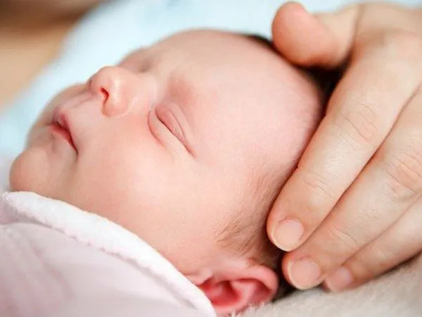 Trẻ méo đầu có đáng lo? Nguyên nhân và cách khắc phục