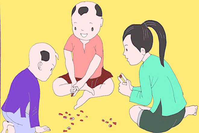 Trẻ em chơi cua gắp sỏi, rèn luyện sự khéo léo