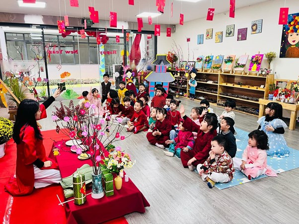 Trẻ em chơi đùa trên sân thể thao rộng rãi tại trường mầm non quốc tế Hanoi Academy, rèn luyện thể chất