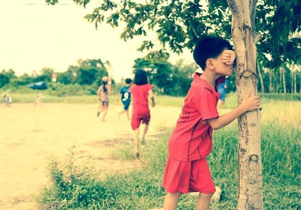Trẻ em chơi trốn tìm trong nhà, kích thích tư duy