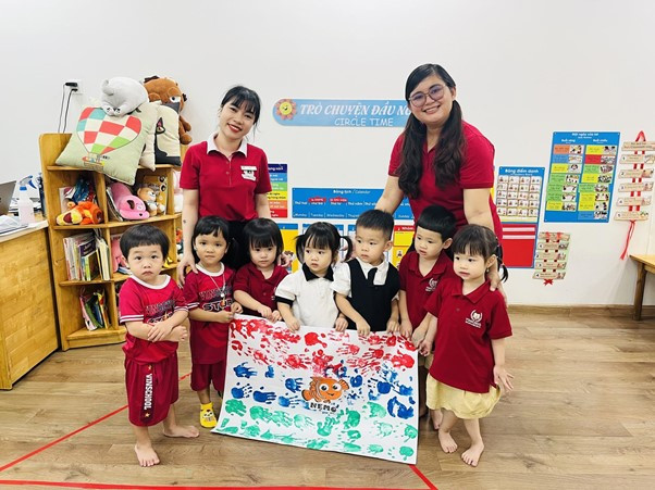 Trẻ em hào hứng học tập trong lớp học hiện đại tại trường mầm non quốc tế Vinschool Hà Nội