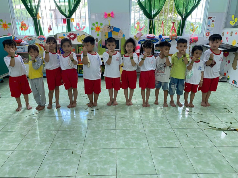Trẻ em hứng thú với hoạt động làm đồng hồ bằng lá dừa tại trường