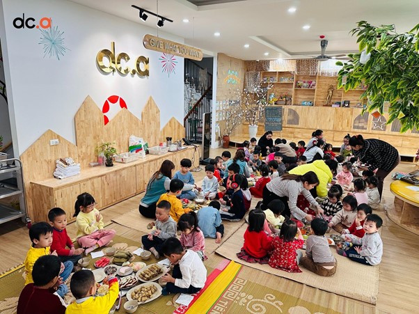 Trẻ em tham gia hoạt động ngoại khóa tại vườn sinh thái trường mầm non quốc tế DCA Hà Nội, phát triển đa trí thông minh
