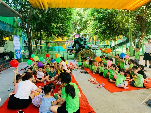 Trẻ em tham gia hoạt động tạo hình sáng tạo tại trường mầm non quốc tế IQ Hà Nội, phát triển năng khiếu