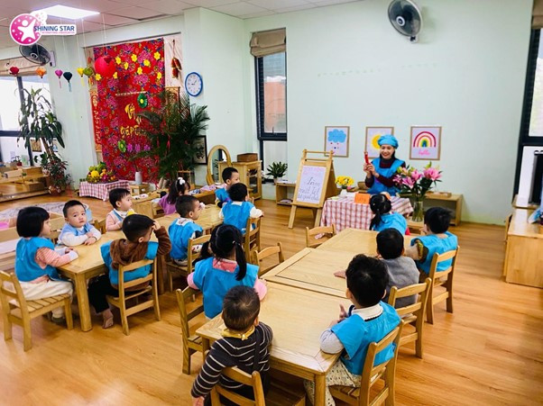 Trẻ em tham gia hoạt động vui chơi sáng tạo tại trường mầm non quốc tế Shining Star Hà Nội, phát huy tính tự lập