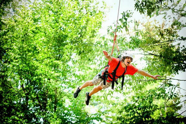Trẻ em tham gia trò chơi thám hiểm trong rừng nguyên sinh tại Hồ Mây Park Vũng Tàu