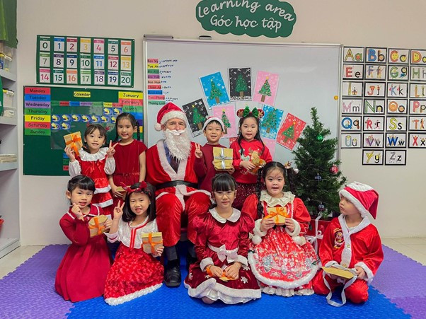 Trẻ em tương tác vui vẻ với giáo viên bản ngữ tại trường mầm non quốc tế Kindergarten Hà Nội