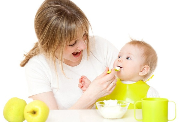 Trẻ em vui vẻ ăn sữa chua vào thời điểm tốt nhất để tăng cường miễn dịch