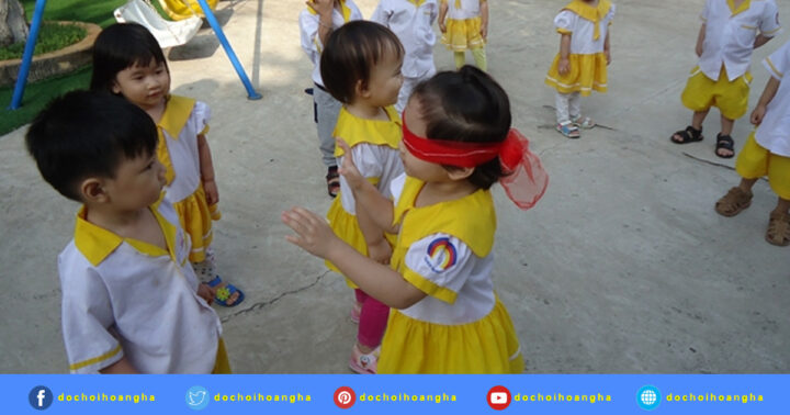 Trẻ mầm non bịt mắt bắt dê, trò chơi vận động ngoài trời giúp tăng cường thính giác và phản xạ