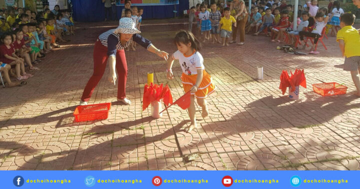 Trẻ mầm non tham gia trò chơi chạy tiếp cờ ngoài trời, rèn luyện sự nhanh nhẹn và tinh thần đồng đội