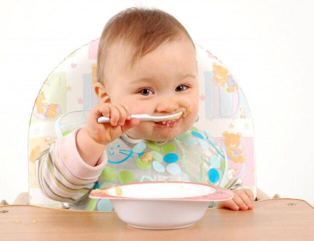 Trẻ nhỏ bắt đầu giai đoạn ăn dặm với các loại bột ăn dặm bổ dưỡng