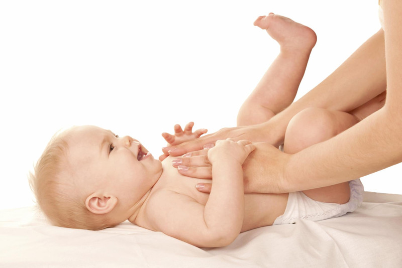 Trẻ nhỏ có nguy cơ đầy bụng khó tiêu nếu ăn váng sữa quá nhiều hoặc không đúng cách