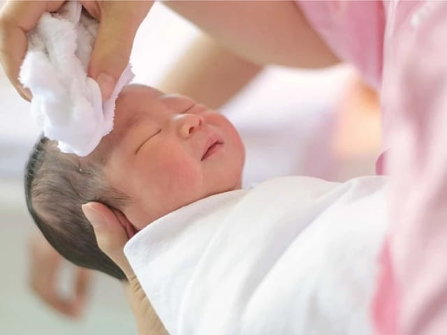 Trẻ rất dễ bị mất thân nhiệt nên cần tắm cho bé trong thời gian ngắn