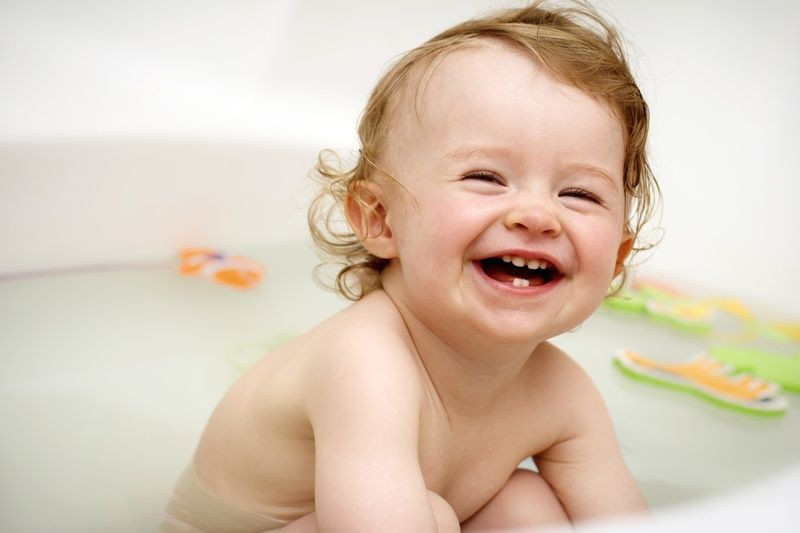 Trẻ sơ sinh bị tiêu chảy và sốt khi mọc răng cần được chăm sóc