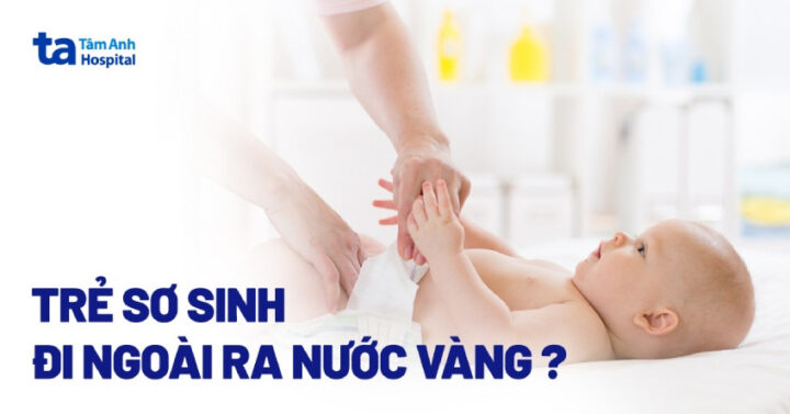 Trẻ sơ sinh đi ngoài ra nước vàng có thể là hiện tượng sinh lý bình thường nhưng cũng có thể là dấu hiệu của bệnh lý nguy hiểm