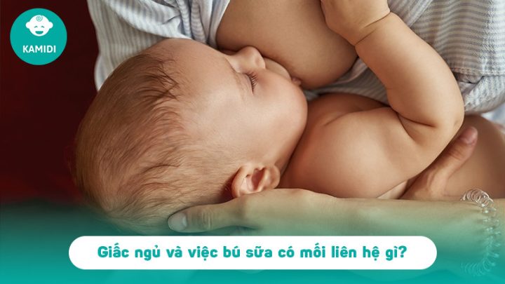 trẻ sơ sinh không chịu bú chỉ ngủ, bàn tay người lớn nhẹ nhàng chạm bé khi ngủ