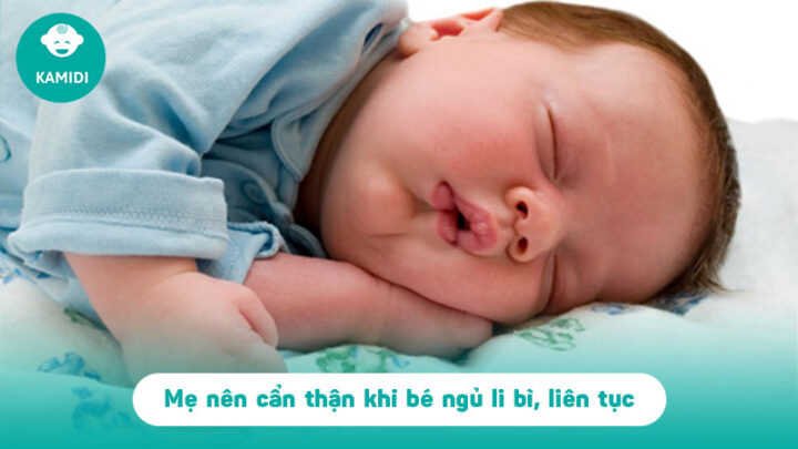 trẻ sơ sinh không chịu bú chỉ ngủ li bì, bé ngủ say trong nôi với biểu hiện mệt mỏi