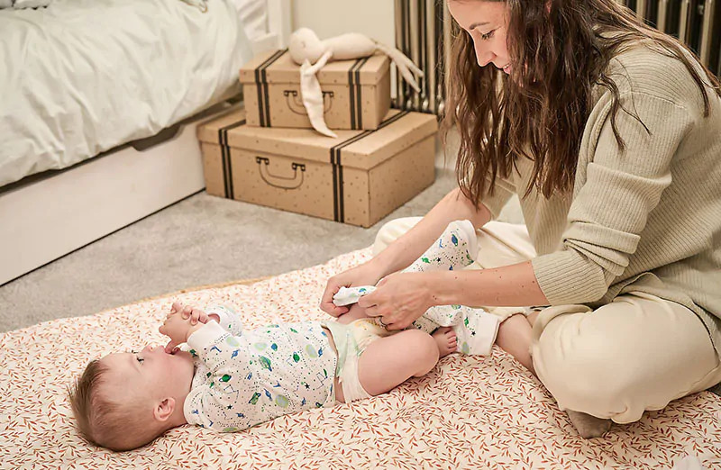 Trẻ sơ sinh mặc quần áo cotton mềm mại, thoáng mát là cách ru trẻ sơ sinh ngủ sâu giấc hơn.