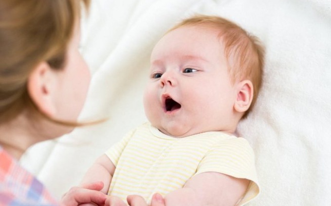 Khi Nào Trẻ Sơ Sinh Biết Hóng Chuyện? Cột Mốc & Cách Thúc Đẩy