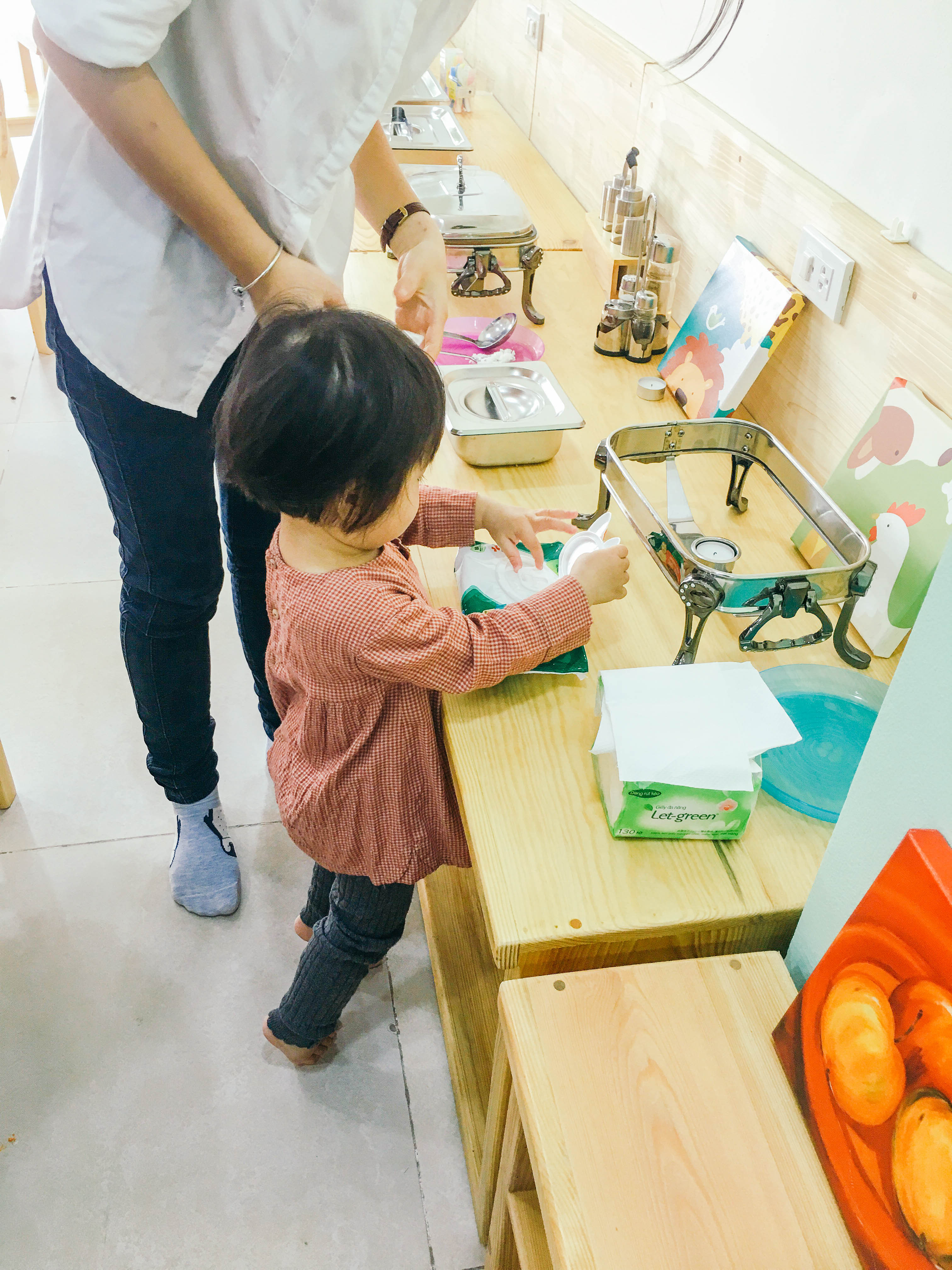 Trẻ tự phục vụ bữa ăn buffet organic tại trường mầm non Montessori quốc tế