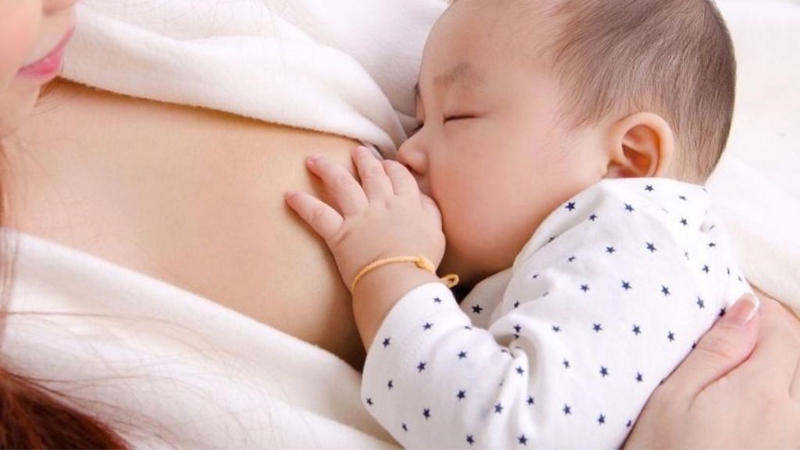 Hình ảnh bé bú bình no nê trước khi ngủ, giúp giảm gắt ngủ ở trẻ sơ sinh