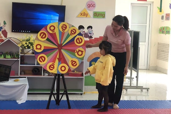 Trò chơi nhảy vào ô chữ giúp trẻ mầm non vừa học vừa vận động