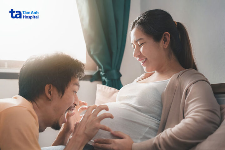 Trò chuyện với em bé trong bụng giúp tăng sợi dây liên kết giữa ba mẹ và con, để con trắng trẻo thông minh