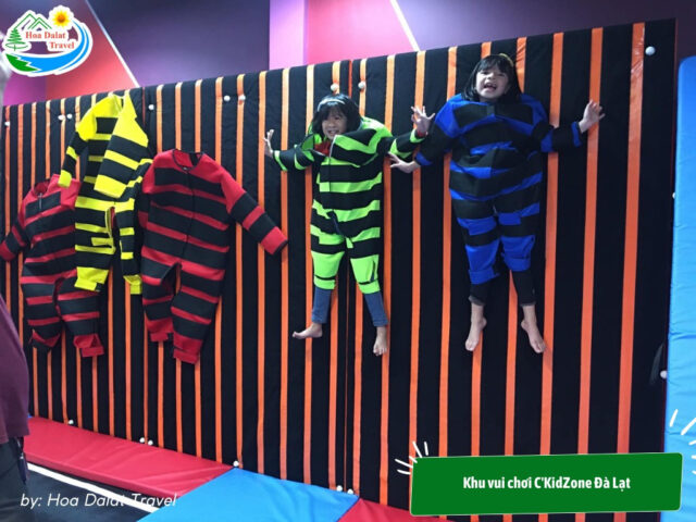 Trò nệm nhún dính tường tại C’KidZone, khu vui chơi trẻ em ở Đà Lạt