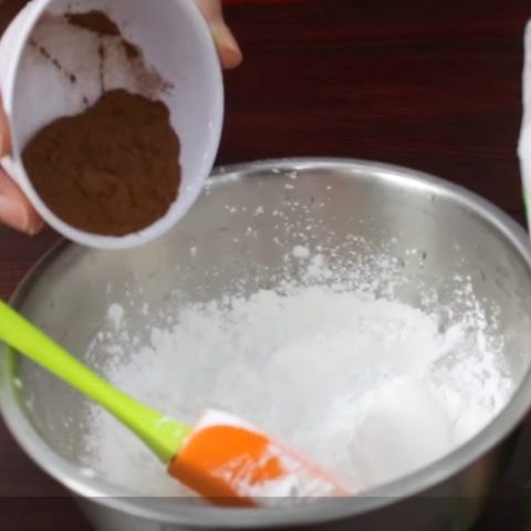 Trộn bột năng và bột cacao làm trân châu tại nhà