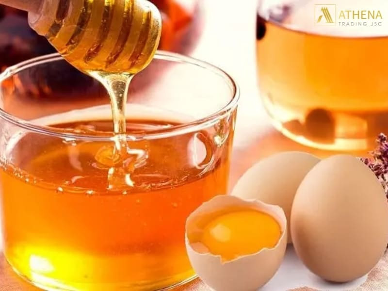 Trộn mật ong vào hỗn hợp lòng trắng trứng gà và chanh