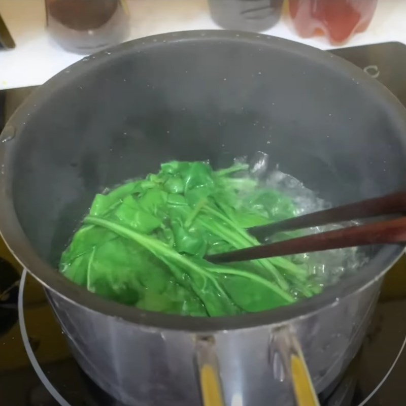 Trụng cải bó xôi nhanh để giữ độ tươi ngon và dinh dưỡng