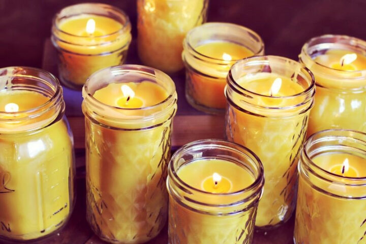 Tự làm nến đậu nành hoặc sáp ong thơm để làm thơm phòng ngủ tự nhiên