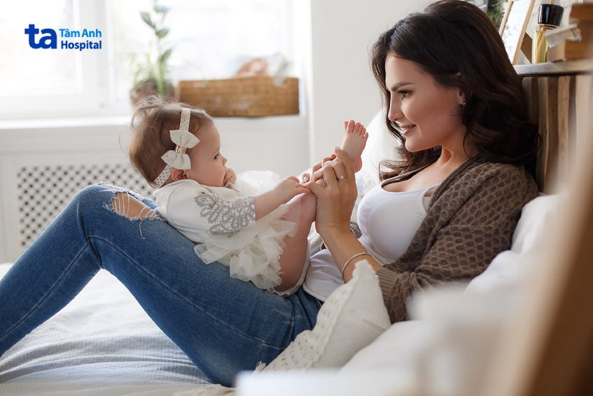 Tư thế mẹ dựa lưng, đặt bé trên đùi để cho bé bú sữa bình thoải mái