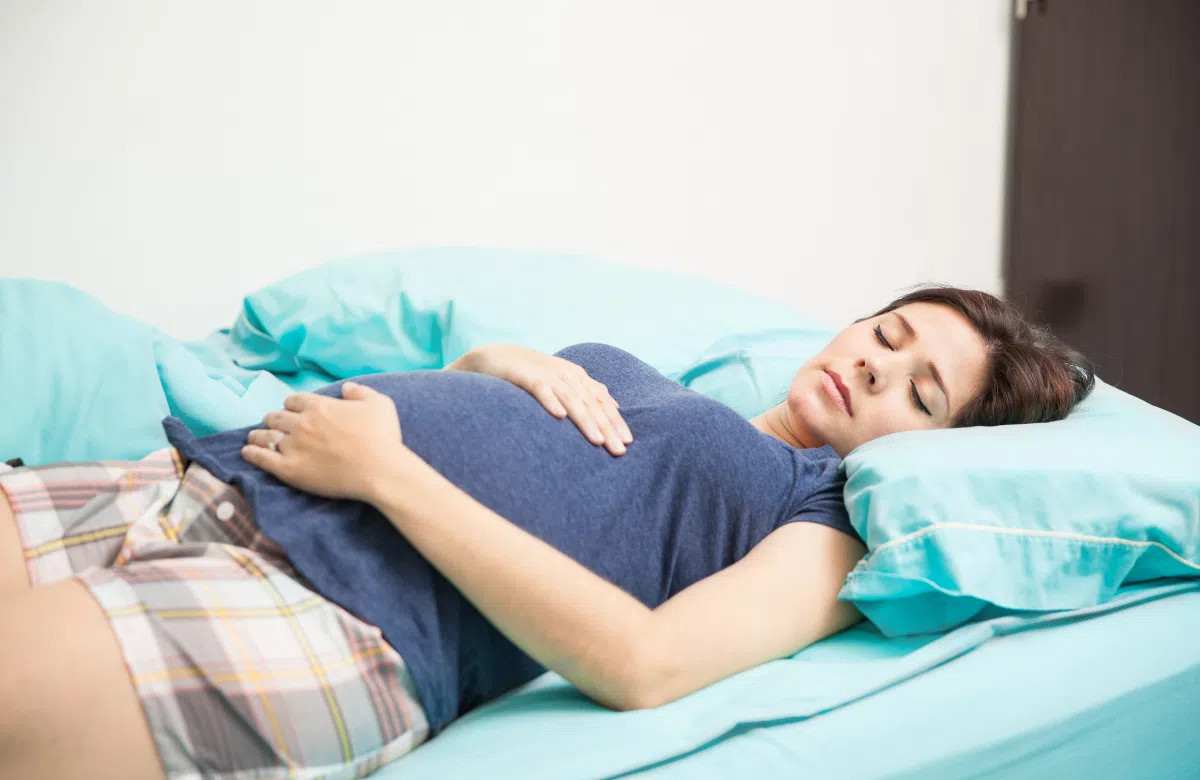 Tư thế nằm ngửa khi mang thai có thể ảnh hưởng lưu thông máu, nên nằm nghiêng trái