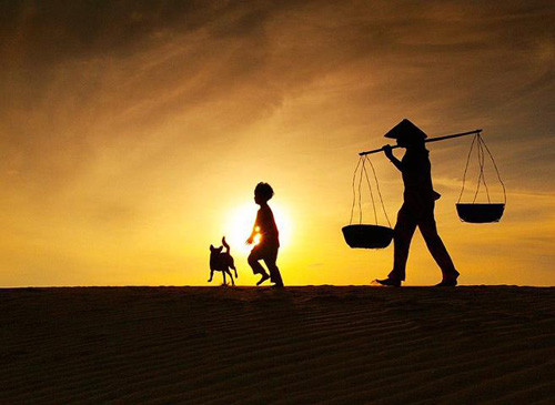 Tục ngữ về mẹ: Sự hy sinh thầm lặng của người mẹ Việt Nam