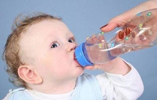 Uống đủ nước giúp bé ăn dặm phòng tránh táo bón hiệu quả