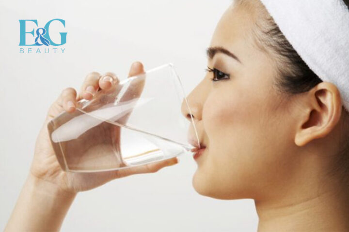 Uống đủ nước mỗi ngày, cách dưỡng ẩm cho da khô tại nhà từ bên trong