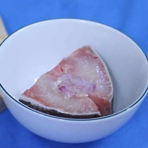 Ướp cá bớp trước khi hấp nấu cháo cho bé