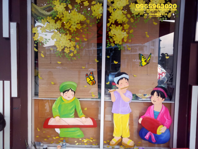Vẽ trang trí cửa kính Tết đầy màu sắc