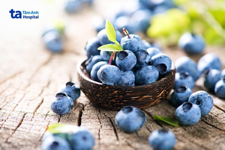 Việt quất là loại quả giàu dưỡng chất cần thiết giúp con thông minh và trắng trẻo