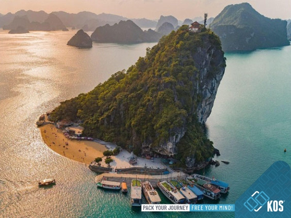 Vịnh Hạ Long với những hòn đảo đá vôi kỳ vĩ và làn nước xanh biếc, một kỳ quan thiên nhiên đáng chiêm ngưỡng khi nên đưa bố mẹ đi du lịch ở đâu